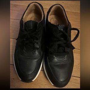 Clarks women’s Black Leather Lace Up Sneaker 6